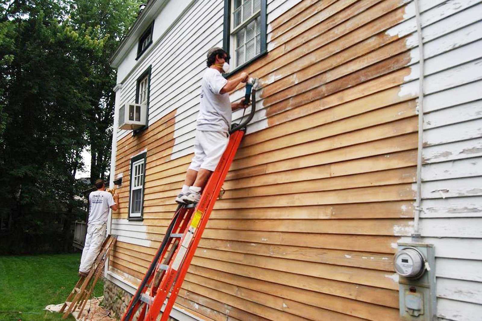 Какой краской покрасить старый дом. Покраска деревянного дома снаружи. Окраска деревянного дома. Покраска фасада деревянного дома. Красим дом снаружи.