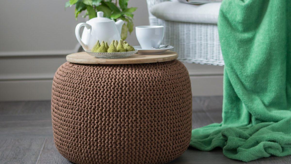 Pufy do salonu – 4 zalety tych popularnych mebli