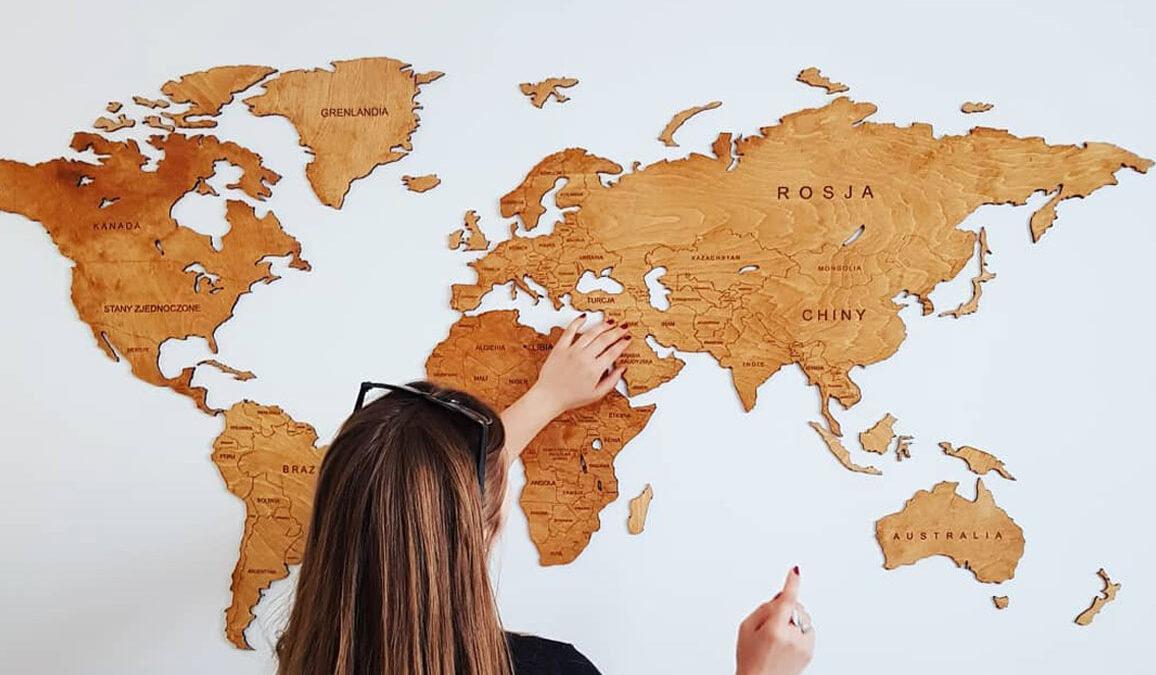 Drewniana mapa świata na ścianę – czy warto mieć taką dekorację?