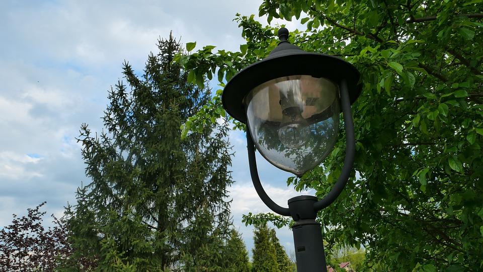 Lampy i światło w ogrodzie: jak samodzielnie wykonać oświetlenie ogrodu