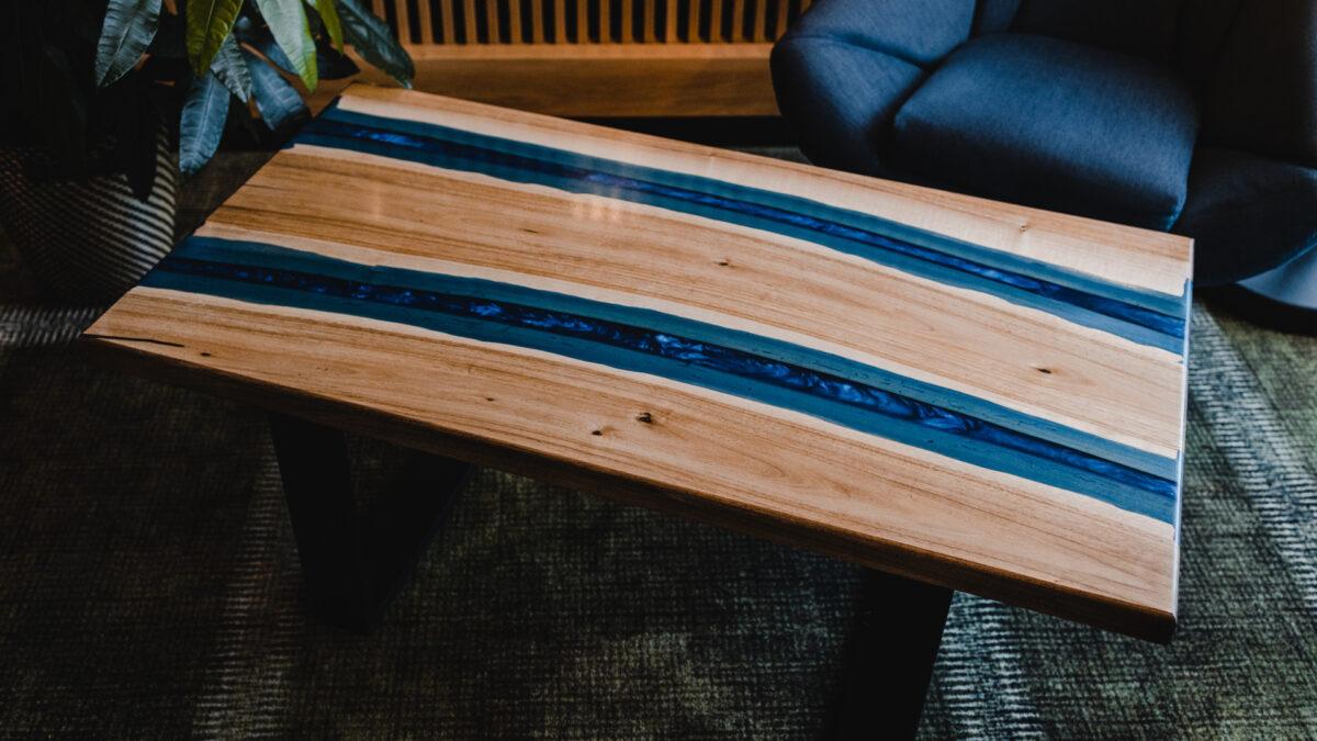 Idealny stół do jadalni – designerskie drewniane stoły z żywicą