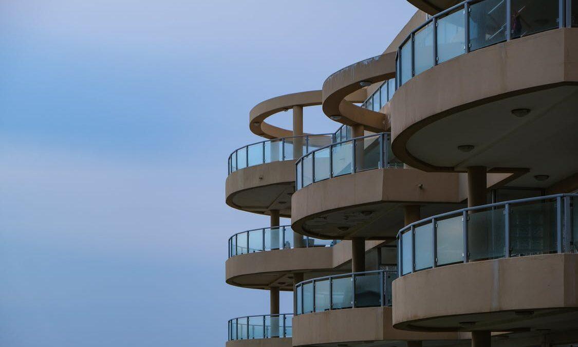 Jak zamontować balustradę na balkonie?