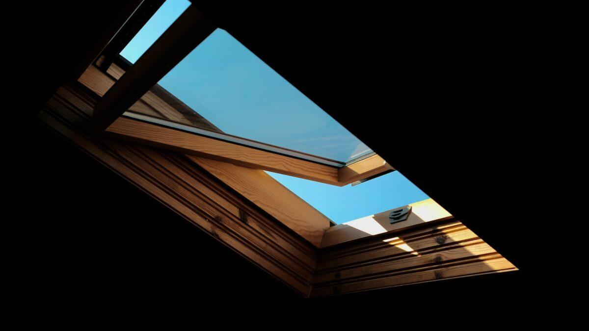Okna dachowe – wszystko co musisz wiedzieć, wybierając je do swojego domu