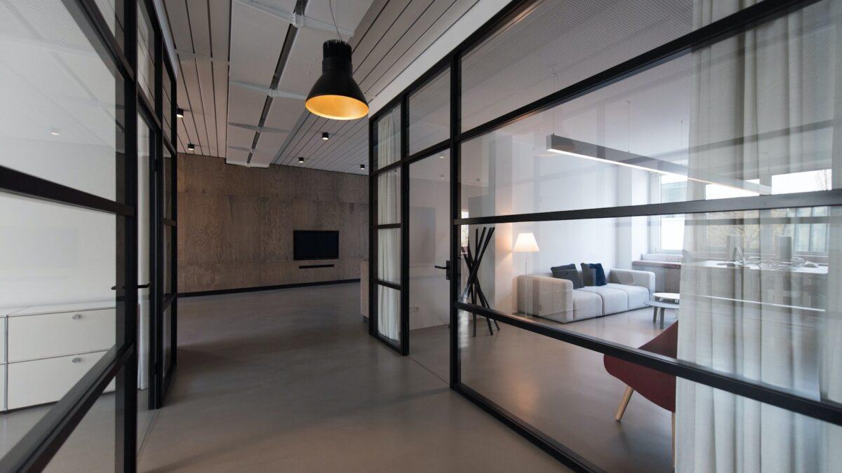 Ścianki przesuwne do biura – funkcjonalne rozwiązanie dla nowoczesnego wnętrza