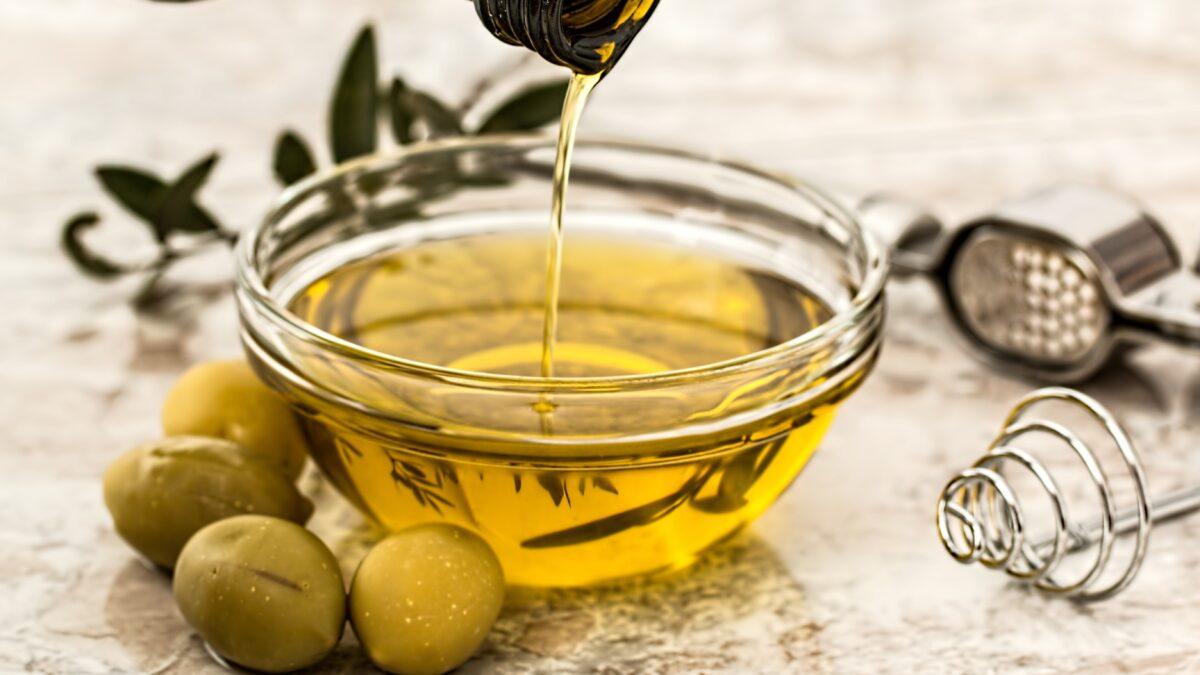 Oliwa z oliwek – sekret zdrowia i smaku w jednym produkcie. Dowiedz się, jakie odmiany oliwy warto wybrać do różnych dań.