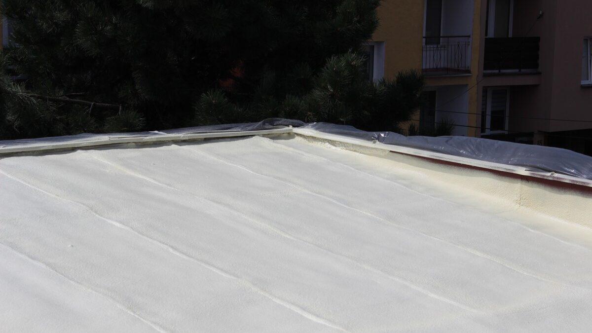 Hydroizolacje natryskowe – sposób na szybką renowację dachu