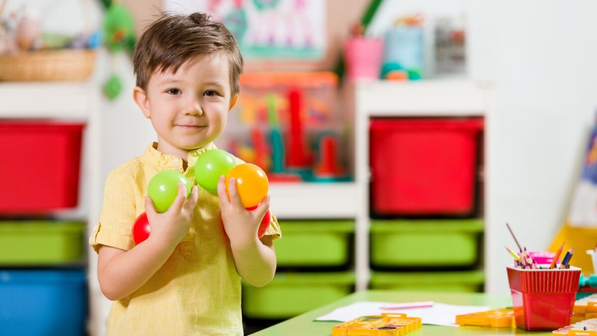 Tapety sensoryczne dla przedszkolaka – pomysł na wspomaganie rozwoju dziecka przez wyjątkową aranżację wnętrza
